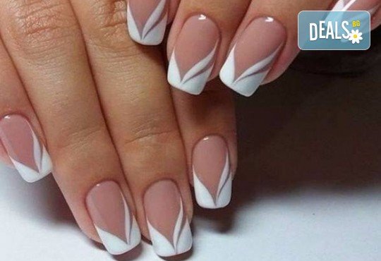 Нежна визия! Класически френски маникюр с гел лак в студио Smile Nails в Красно село - Снимка 2