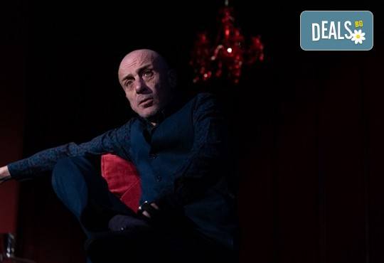 Малин Кръстев в ироничния спектакъл Една испанска пиеса на 2-ри юни (петък) в Малък градски театър Зад канала - Снимка 5