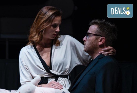 Гледайте Весела Бабинова, Христо Пъдев и Анастасия Лютова в Сцени от един семеен живот на 25-ти юни (неделя) в Малък градски театър Зад канала - Снимка 2