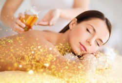 Идеалният подарък! 40- или 70-минутна лифтинг терапия с нано злато, масаж на лице и кралски масаж на гръб или цяло тяло в Wellness Center Ganesha Club - Снимка