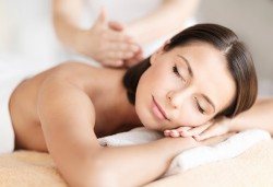 Дълбокотъканен масаж на гръб, врат, рамене и кръст с магнезиево масло в Салон за красота Вили - Снимка