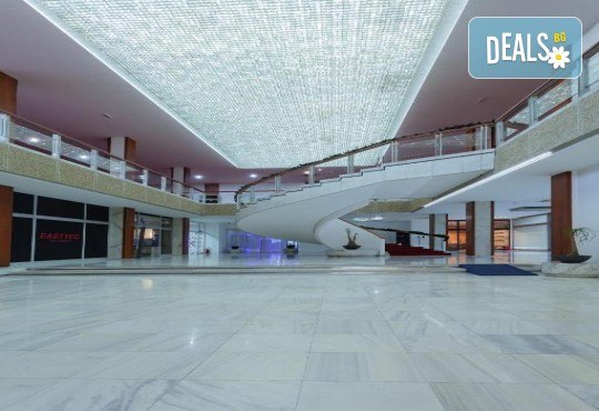 Нова Година в хотел Югославия, Белград, с участието на Мирослав Илич! 2 нощувки, закуски, гала вечеря в балната зала на хотела, собствен транспорт, от Голдън Вояджес - Снимка 7