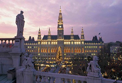 Нова Година във Виена! 4 дни, 3 нощувки в хотел по избор и самолетни билети от Luxury Holidays - Снимка