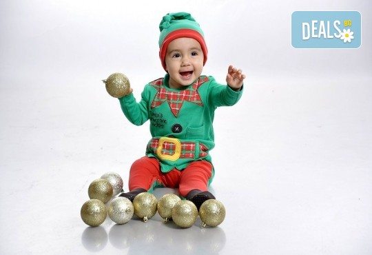 Приказна зимна фотосесия в студио с 3 различни празнични декора, 160 кадъра от Photosesia.com - Снимка 4