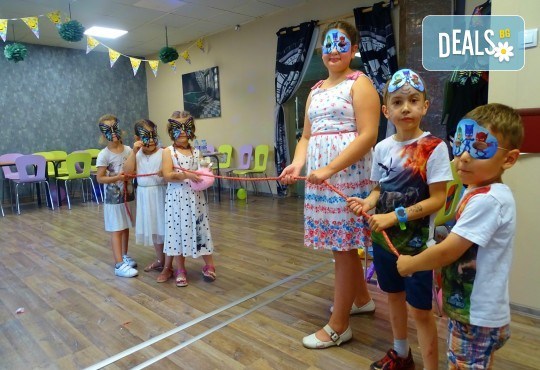 Тематично детско парти, 100 минути игри и забавления с Аниматор в костюм + празнична украса с арка от балони и винил от Party Queen - Снимка 8