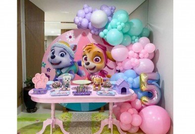 Тематично детско парти, 100 минути игри и забавления с Аниматор в костюм + празнична украса с арка от балони и винил от Party Queen - Снимка