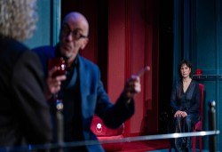 Малин Кръстев в ироничния спектакъл Една испанска пиеса на 2-ри декември (събота) в Малък градски театър Зад канала - Снимка