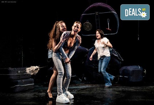 Гледайте съвеменната английка пиеса Джъмпи на 26-ти ноември (неделя) в Малък градски театър Зад канала - Снимка 4