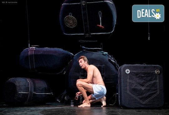Гледайте съвеменната английка пиеса Джъмпи на 26-ти ноември (неделя) в Малък градски театър Зад канала - Снимка 6
