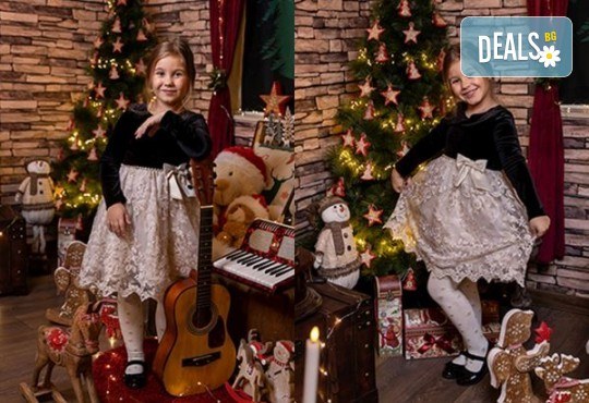 Запечатайте празничните мигове със семейството си! Професионална Коледна фотосесия в студио с 4 декора и 100 обработени кадъра от Chapkanov photography - Снимка 10