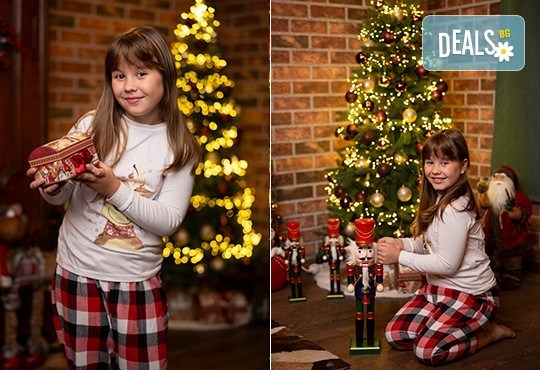 Запечатайте празничните мигове със семейството си! Професионална Коледна фотосесия в студио с 4 декора и 100 обработени кадъра от Chapkanov photography - Снимка 4