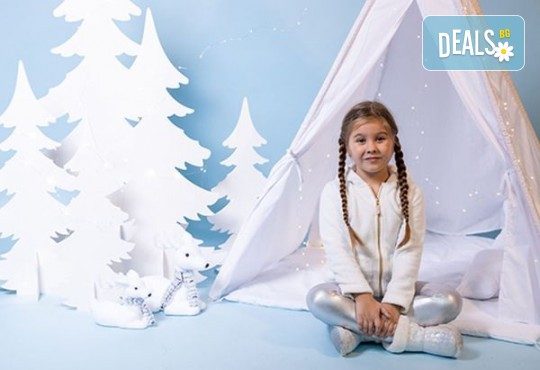 Запечатайте празничните мигове със семейството си! Професионална Коледна фотосесия в студио с 4 декора и 100 обработени кадъра от Chapkanov photography - Снимка 13