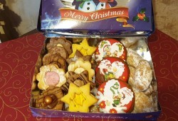 3 бр. декорирани Коледни меденки и 14 бр. големи маслени сладки, майсторска изработка от Сладкарница Джорджо Джани - Снимка