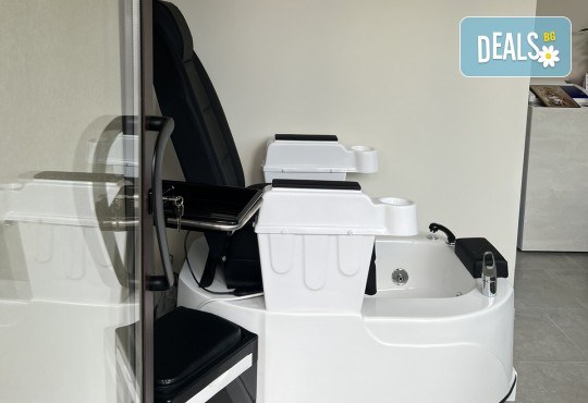 Поглезете крачетата си със SPA педикюр с гел лак в Студио за красота Avangard art nails - Снимка 2