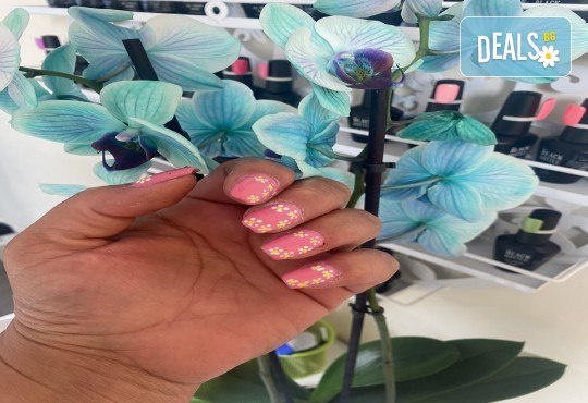 Изграждане с гел и маникюр с гел лак в Студио за красота Avangard art nails - Снимка 3