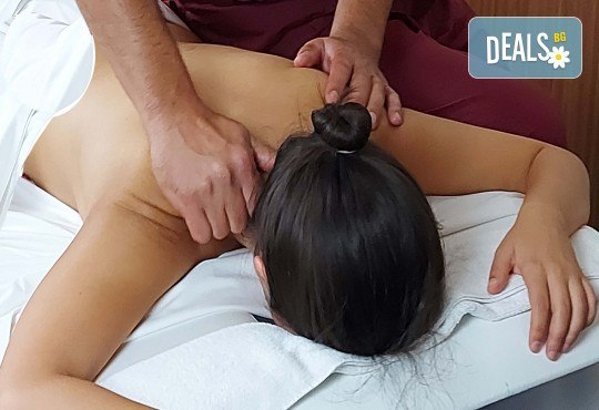 45-минутен лечебен и болкоуспокояващ масаж на гръб с набор от техники от професионален масажист в студио V&S Relax в центъра на София - Снимка 4