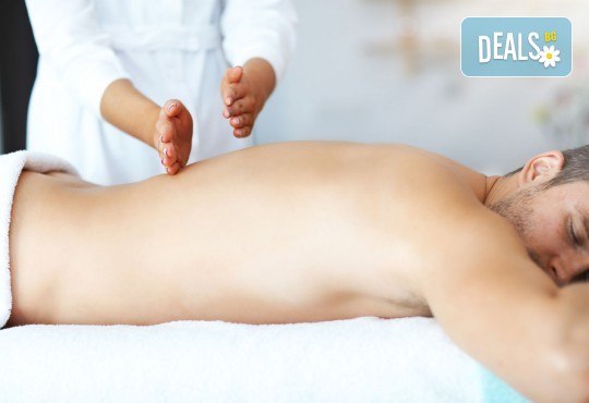 Цялостен масаж 60 минути плюс лечебна процедура против болки в кръста, гърба, врата и терапия за лечение на ишиас и плексит в Женско Царство - Център - Снимка 2