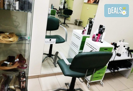 Поставяне на гел върху естествен нокът за укрепване и здравина, класически маникюр с лак CND + бонус: масаж на ръце в салон за красота Женско царство - Център - Снимка 4