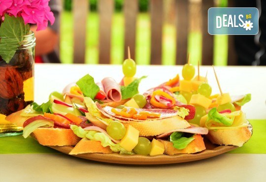 Сет Голямо Парти! 420 бр. сладки и солени коктейлни хапки в 14 плата, аранжирани за директно сервиране от Деличи кетъринг - Снимка 9