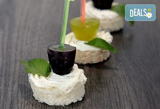 Сет Голямо Парти! 420 бр. сладки и солени коктейлни хапки в 14 плата, аранжирани за директно сервиране от Деличи кетъринг - Снимка 11