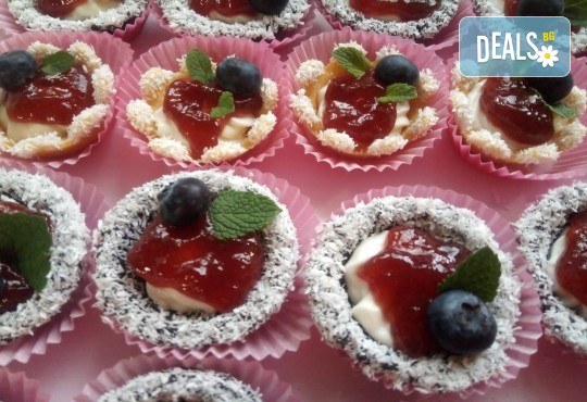 Сет Наслада! 100 бр. сладки коктейлни хапки в 4 плата, аранжирани за директно сервиране от Деличи кетъринг - Снимка 3