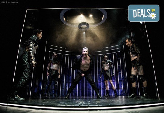 Гледайте Анастасия Лютова, Богдан Бухалов и Весела Бабинова в Портокал с часовников механизъм на 12-ти март (вторни) в Малък градски театър Зад канала - Снимка 4