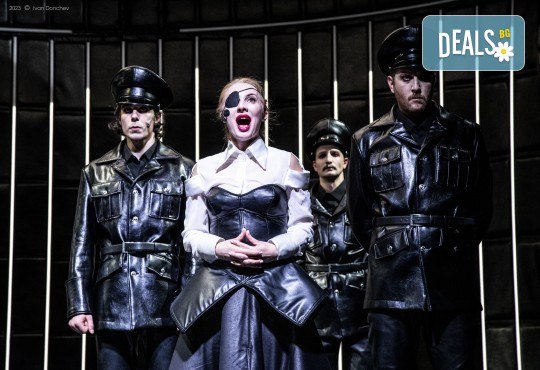 Гледайте Анастасия Лютова, Богдан Бухалов и Весела Бабинова в Портокал с часовников механизъм на 12-ти март (вторни) в Малък градски театър Зад канала - Снимка 9