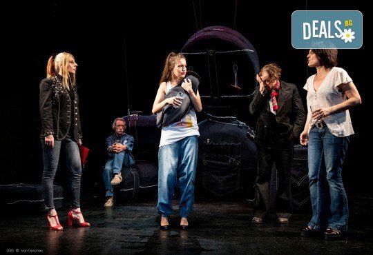 Гледайте съвеменната английка пиеса Джъмпи на 2-ри април (вторник) в Малък градски театър Зад канала - Снимка 5