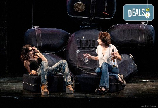 Гледайте съвеменната английка пиеса Джъмпи на 2-ри април (вторник) в Малък градски театър Зад канала - Снимка 10