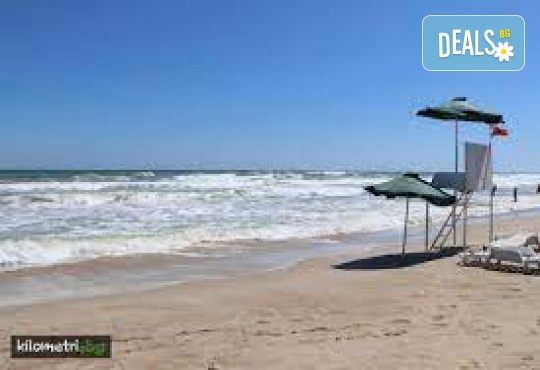 Парад на лалето в Балчик! 1 нощувка, посещение на нос Калиакра, Аладжа манастир и транспорт от Рикотур - Снимка 15