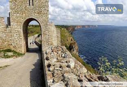 Парад на лалето в Балчик! 1 нощувка, посещение на нос Калиакра, Аладжа манастир и транспорт от Рикотур - Снимка 6