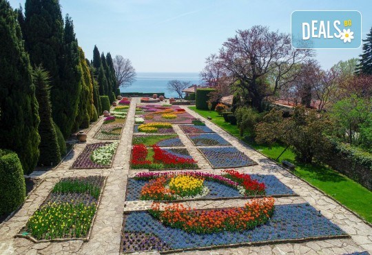 Парад на лалето в Балчик! 1 нощувка, посещение на нос Калиакра, Аладжа манастир и транспорт от Рикотур - Снимка 1