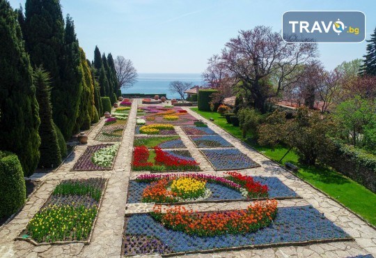 Парад на лалето в Балчик! 1 нощувка, посещение на нос Калиакра, Аладжа манастир и транспорт от Рикотур - Снимка 1