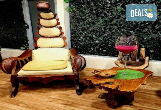 VIP Рисуване в екзотично кресло с чаша шампанско и сладък комплимент от Студио АРТ ВИНО 8 - Снимка 7