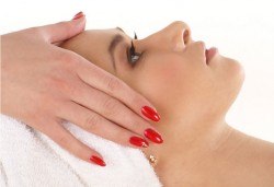 Ултразвуково почистване на лице, антиейдж терапия и японски подмладяващ масаж Зоган в салон за красота Madonna в Центъра - Снимка