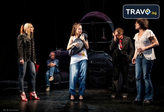 Гледайте съвеменната английка пиеса Джъмпи на 23-ти май (четвъртък) в Малък градски театър Зад канала - Снимка 5