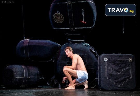Гледайте съвеменната английка пиеса Джъмпи на 23-ти май (четвъртък) в Малък градски театър Зад канала - Снимка 7