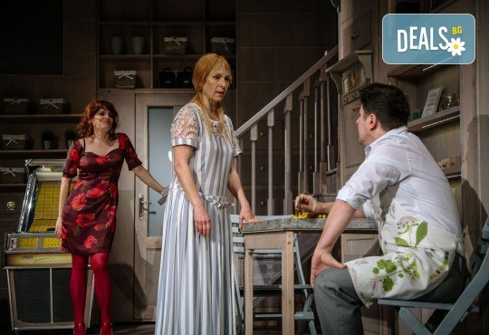 Гледайте Асен Блатечки и Малин Кръстев в постановката Зимата на нашето недоволство на 31-ви май (петък) в Малък градски театър Зад канала - Снимка 5