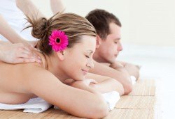 Релакс за двама! Кралски синхронен масаж със злато за двойки или за приятели, кислородна терапия за лице и комплимент в Женско царство Младост 3 - Снимка