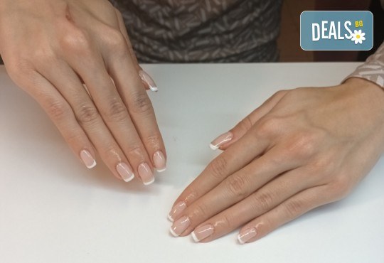 Нежна визия! Класически френски маникюр с гел лак в студио Smile Nails в Красно село - Снимка 2