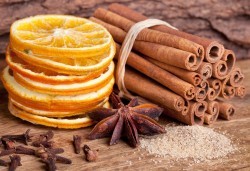 Празничен релакс! 70-минутна терапия - релаксиращ ароматерапевтичен масаж на тяло с масла от портокал и канела, релаксиращ масаж на глава и бонус Солна стая в Женско Царство - Център - Снимка