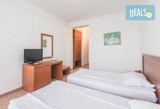 Нова година в хотел SIRIUS 4*, Струмица, Македония! 3 нощувки, закуски, вечеря и Празнична вечеря, жива музика, напитки и транспорт от Рикотур - Снимка 17