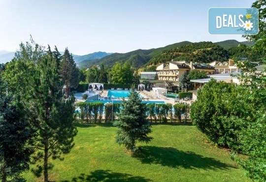 Нова година в хотел SIRIUS 4*, Струмица, Македония! 3 нощувки, закуски, вечеря и Празнична вечеря, жива музика, напитки и транспорт от Рикотур - Снимка 3