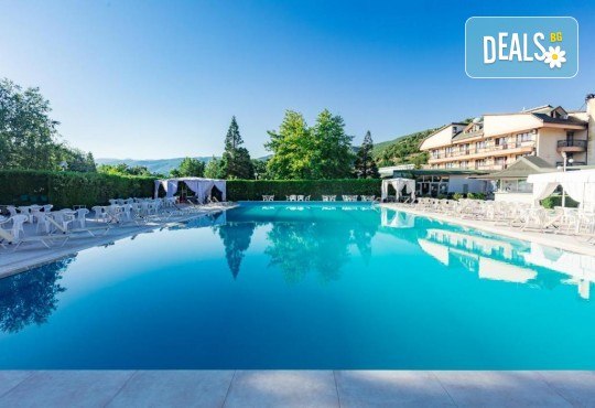 Нова година в хотел SIRIUS 4*, Струмица, Македония! 3 нощувки, закуски, вечеря и Празнична вечеря, жива музика, напитки и транспорт от Рикотур - Снимка 4