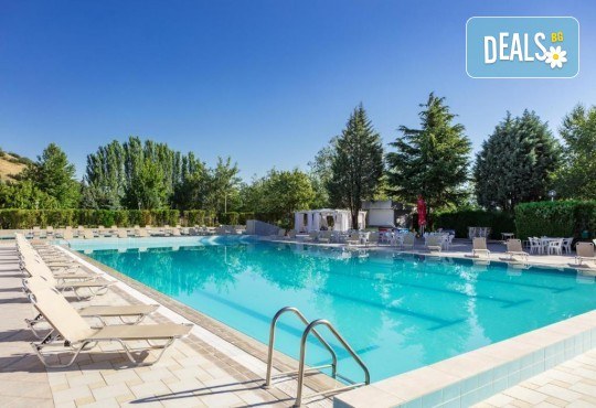 Нова година в хотел SIRIUS 4*, Струмица, Македония! 3 нощувки, закуски, вечеря и Празнична вечеря, жива музика, напитки и транспорт от Рикотур - Снимка 2