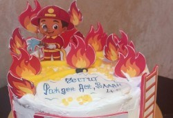 За момчета! Детска 3D торта за момчета с коли и герои от филмчета с ръчно моделирана декорация от Сладкарница Джорджо Джани - Снимка