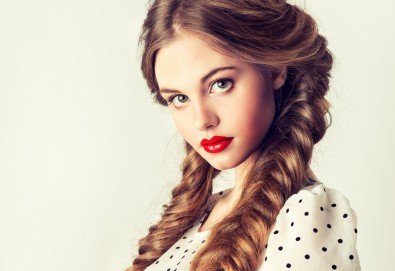 Освежете прическата си! Подстригване, арганова терапия за коса с инфраред преса и плитка или оформяне с преса в студио Relax Beauty & Spa - Снимка