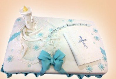За кръщене! Красива тортa за Кръщенe с надпис Честито свето кръщене, кръстче, Библия и свещ от Сладкарница Джорджо Джани - Снимка