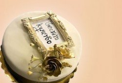 За кумовете! Празнична торта Честито кумство с пъстри цветя, дизайн сърце, романтични рози, влюбени гълъби или др. от Сладкарница Джорджо Джани - Снимка