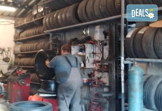 Подготви колата си за новия сезон! Смяна на 2 броя гуми на лек автомобил: сваляне, качване, демонтаж, монтаж и баланс в Автоцентър Торнадо - Снимка 6